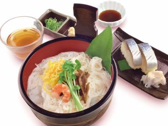 冷やし素麺と鯖寿司