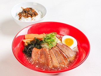 自家製チャーシューの醤油ラーメンと高菜御飯