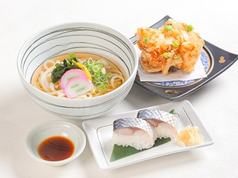 桜海老と枝豆のかき揚げうどんと鯖寿司