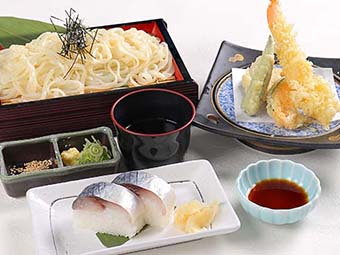 海老天稲庭風うどんと鯖寿司